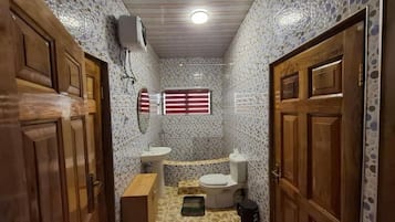 Een douche, handdoeken, toiletpapier