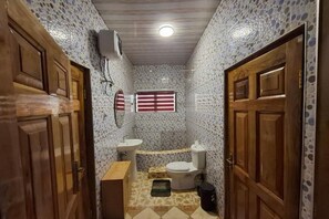 Douche, serviettes fournies, papier toilette