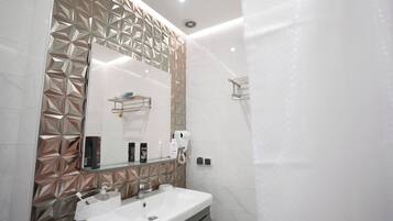 Luxury Apartment, Patio, Garden View | Bathroom | Free toiletries, towels, toilet paper