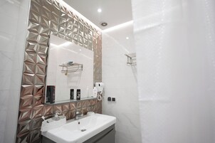 Appartamento Luxury, patio, vista giardino | Bagno | Set di cortesia gratuito, asciugamani, carta igienica