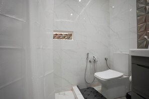 Appartement Luxe, patio, vue jardin | Salle de bain | Articles de toilette gratuits, serviettes fournies, papier toilette