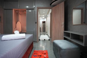 Appartamento Luxury, patio, vista giardino | Area soggiorno | Caminetto, pavimenti riscaldati