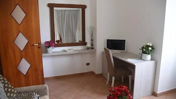 Comfort dubbelrum - balkong - utsikt mot trädgården | Värdeförvaringsskåp på rummet, strykjärn/strykbräda och gratis wi-fi