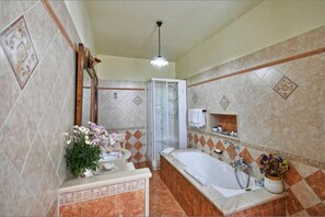 Comfort Double Room, Balcony, Garden View | Bathroom | Hair dryer, towels, soap, shampoo