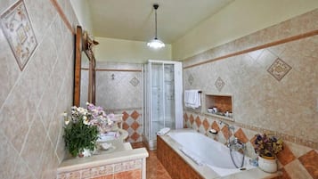 Comfort Double Room, Balcony, Garden View | Bathroom | Hair dryer, towels, soap, shampoo