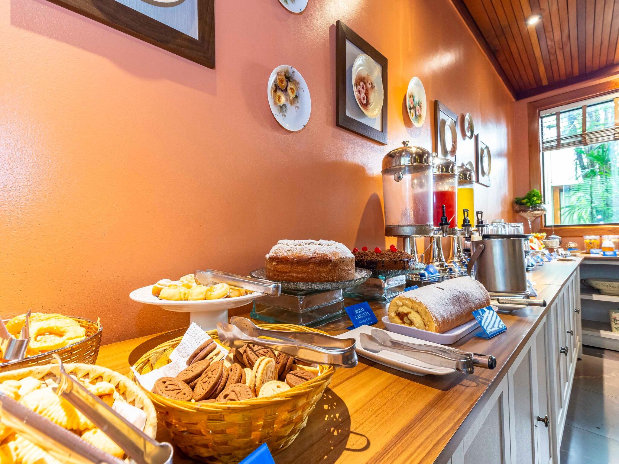 Disposición de buffet con diferentes opciones de comida y una estación de café.