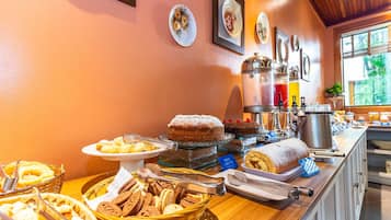 Disposición de buffet con diferentes opciones de comida y una estación de café.