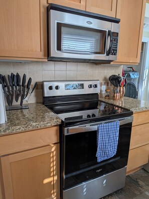 Een magnetron, een oven, een kookplaat, een vaatwasser