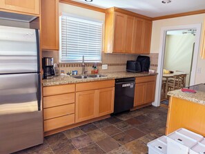 Microwave, oven, stovetop, dishwasher - Rose Cottage 240 (North Bend)