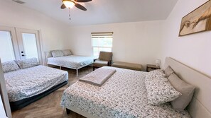 4 bedrooms, iron/ironing board, WiFi, bed sheets - 10 Miles to Beach, Games, Fishing Pond, King Bed (bradenton)
