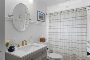 Suihku, hiustenkuivaaja, pyyhkeet, saippua