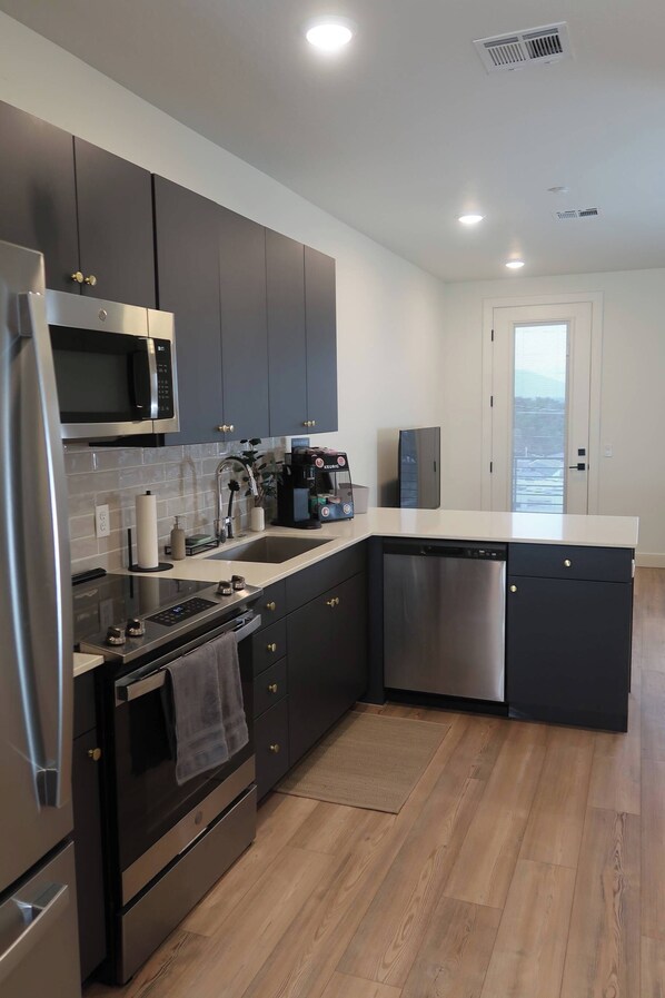 Kylskåp, mikrovågsugn, ugn och spishäll