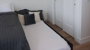 A bedroom with a bed, a wardrobe, and a door. - Cozy studio in marvelous Salt Lake City with WiFi, AC (Salt Lake City)