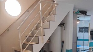 Eine moderne Küche mit einer Holz Arbeitsplatte und einem eingebauten Herd.
