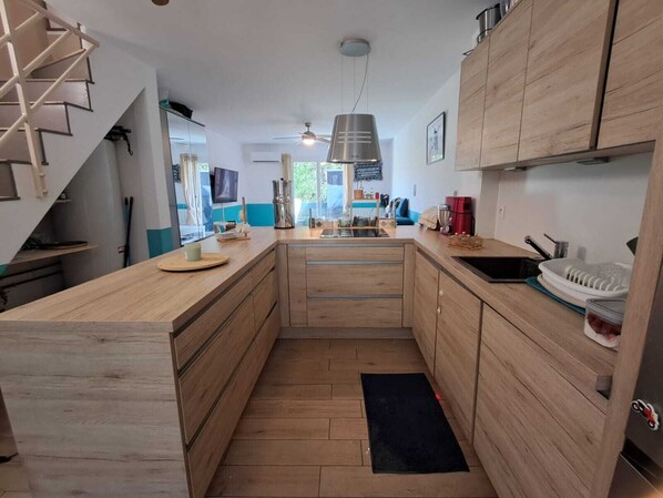 Microwave, oven, stovetop, dishwasher - Semi-detached townhouse 15 min from Monaco and Nicewith private parking (La Trinité)