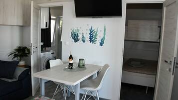 Mobile Home (Mobile Home With Terrace And Sea View) | Living room | 32-inch flat-screen TV with satellite channels