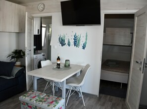 Mobile Home (Mobile Home With Terrace And Sea View) | Living room | 32-inch flat-screen TV with satellite channels