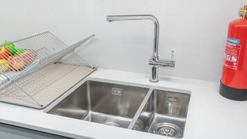 Wasserkocher mit Kaffee-/Teezubehör, Kühlschrank, Mikrowelle, Ofen