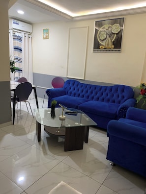 Living area - 1-bedroom apartment in amazing Douala with WiFi, AC , free wifi with generator (Douala)