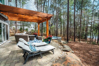 Spacious Luxury Lakefront Home w/ Hottub, Outdoor Sauna, & Gym Near Clemson