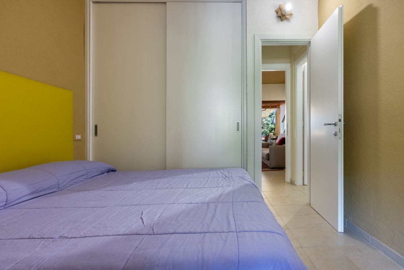 2 habitaciones y tabla de planchar con plancha 