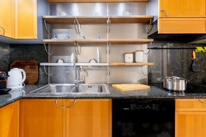 Kühlschrank, Herdplatte, Geschirrspüler, Wasserkocher