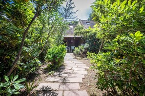 A stone pathway leading to a building surrounded by lush greenery. - Charming villa of about 80 sqm, able to accommodate up to 4 people, structured on two levels (upper floor accessible by stairs).The property is located inside the Residence Comunione Calaverde, in Santa Margherita di Pula, immersed in the pine forest and (Santa Margherita di Pula)