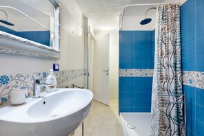 Dusj, hårføner, bidé og håndklær