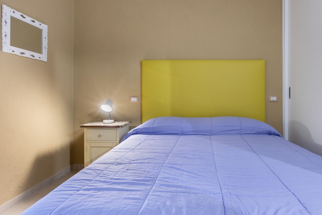 2 habitaciones y tabla de planchar con plancha 