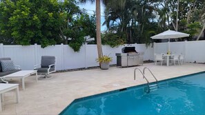 Una piscina al aire libre, una piscina climatizada