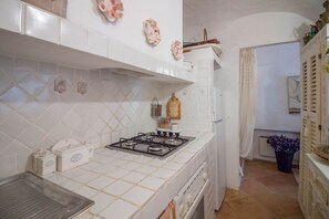 Fridge, stovetop, dishwasher, cookware/dishes/utensils