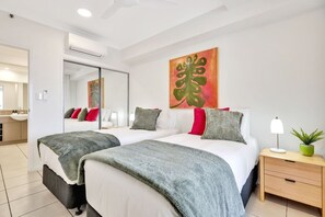 3 habitaciones, tabla de planchar con plancha y cuna de viaje 
