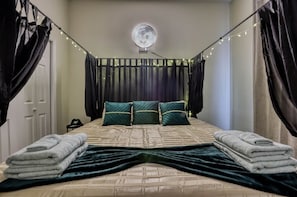 2 slaapkamers, een bureau, een strijkplank/strijkijzer, reisbedje