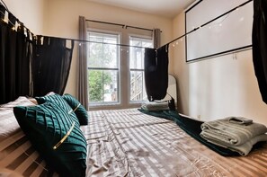 Bureau, fer et planche à repasser, lit parapluie, Wi-Fi gratuit