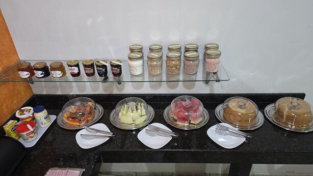 A buffet with various food items and condiments. - BRAVO CITY BIRIGUI (Birigui)