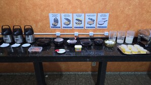 A breakfast buffet with various food items and appliances. - BRAVO CITY BIRIGUI (Birigui)