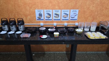 Café da manhã com buffet grátis todos os dias