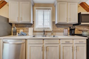 Fridge, microwave, oven, stovetop - Downtown Gem • Fast WiFi • Urban Explorer HQ (Colorado Springs)