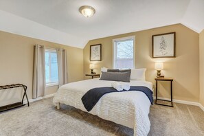 1 bedroom, in-room safe, iron/ironing board, travel crib - Downtown Gem • Fast WiFi • Urban Explorer HQ (Colorado Springs)