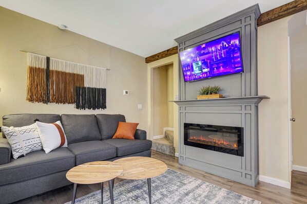 Smart TV, fireplace