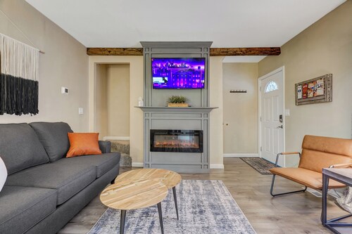 Two-Story Downtown Home with King Bed and Private Parking