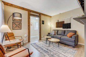 Smart TV, fireplace - Downtown Gem • Fast WiFi • Urban Explorer HQ (Colorado Springs)