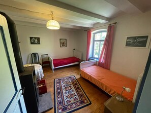 4 bedrooms, bed sheets