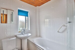 Casa de campo, 2 camas dobles (The Dairy) | Baño | Ducha, artículos de higiene personal gratuitos y toallas