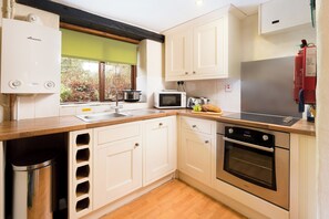 Casa de campo, varias camas (The Byre) | Cocina privada | Cafetera o tetera y hervidor eléctrico