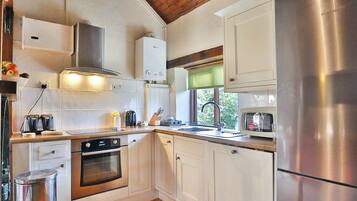 Cottage, Multiple Beds (Mill Wheel) | Private kitchen | Coffee/tea maker, electric kettle