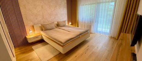 2 عدّة غرف نوم ومكواة/لوح كي وواي فاي وملاءات أسرّة