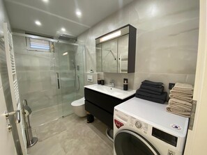 Douche, sèche-cheveux, serviettes fournies, savon