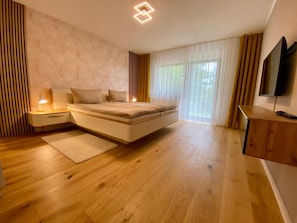 Tabla de planchar con plancha, wifi y ropa de cama