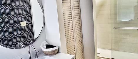 Regadera, toallas, jabón, papel de baño